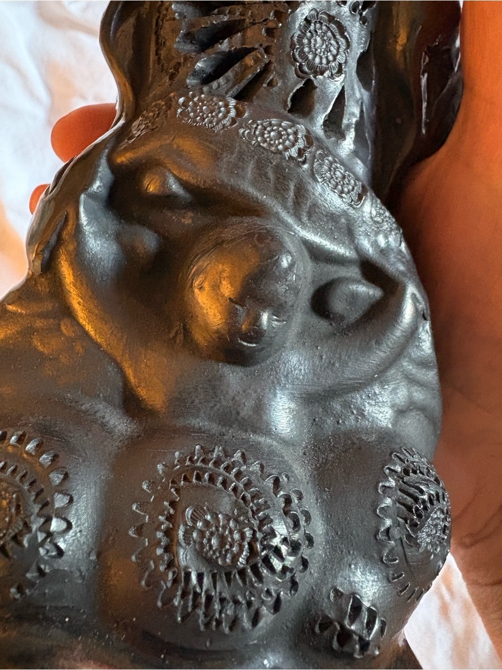 Praying Madonna Sculpture in Black Clay. Made in Mexico. - Picture 2 of 7